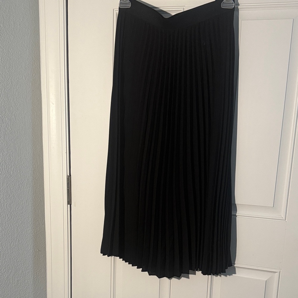 VINCE CAMUTO-/Black Pleated Midi Skirt